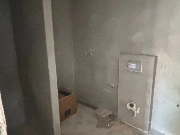 Garsonjera 22 m² u adaptaciji, trenutno upisana kao garaža – Lazi, Budva
