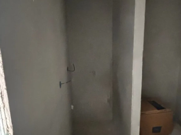 Garsonjera 22 m² u adaptaciji, trenutno upisana kao garaža – Lazi, Budva