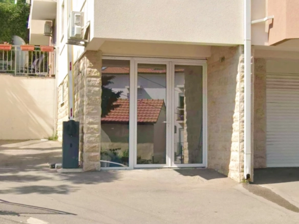 Garsonjera 22 m² u adaptaciji, trenutno upisana kao garaža – Lazi, Budva