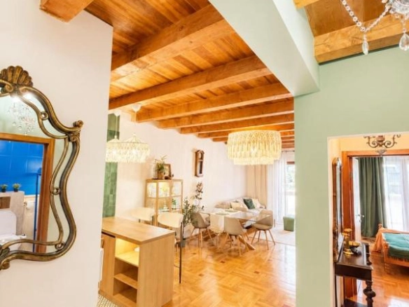Trosoban duplex stan 96 m² sa dizajnerskom renovacijom – Rozino, Budva