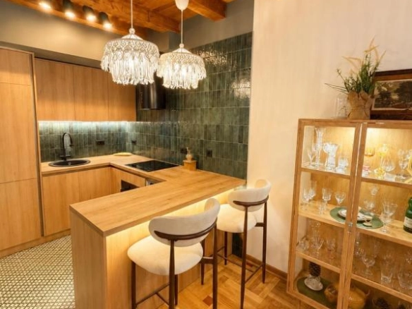Trosoban duplex stan 96 m² sa dizajnerskom renovacijom – Rozino, Budva