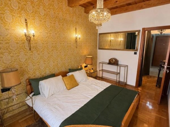 Trosoban duplex stan 96 m² sa dizajnerskom renovacijom – Rozino, Budva