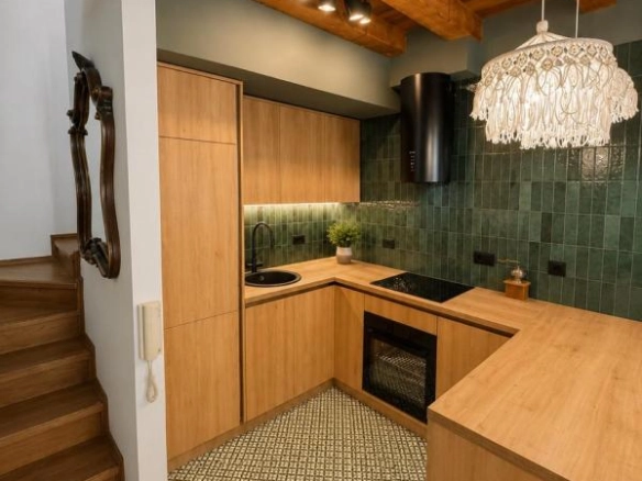 Trosoban duplex stan 96 m² sa dizajnerskom renovacijom – Rozino, Budva