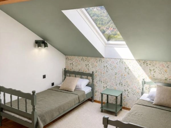 Trosoban duplex stan 96 m² sa dizajnerskom renovacijom – Rozino, Budva