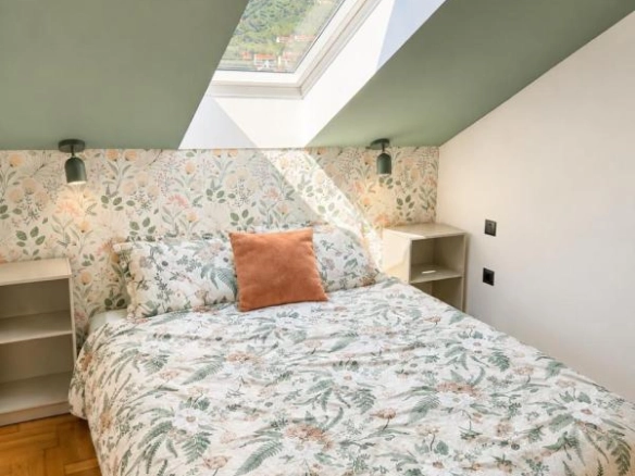 Trosoban duplex stan 96 m² sa dizajnerskom renovacijom – Rozino, Budva