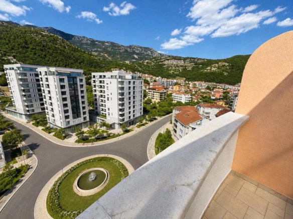 Trosoban duplex stan 96 m² sa dizajnerskom renovacijom – Rozino, Budva