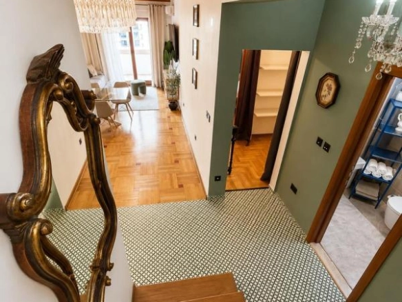Trosoban duplex stan 96 m² sa dizajnerskom renovacijom – Rozino, Budva