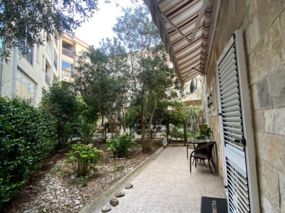 Jednosoban stan 36 m² sa dvorištem u drugom redu do mora – Petrovac, Budva