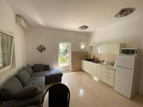 Jednosoban stan 36 m² sa dvorištem u drugom redu do mora – Petrovac, Budva
