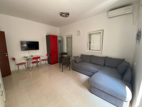 Jednosoban stan 36 m² sa dvorištem u drugom redu do mora – Petrovac, Budva