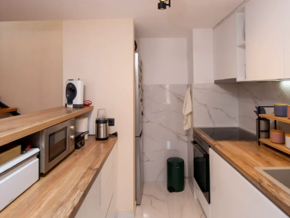 Dvosoban stan 112 m² sa krovnom terasom i pogledom na more – Babilonija, Budva