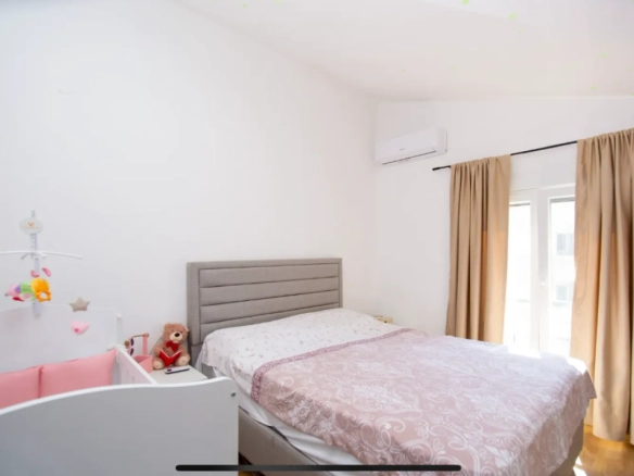 Dvosoban stan 112 m² sa krovnom terasom i pogledom na more – Babilonija, Budva
