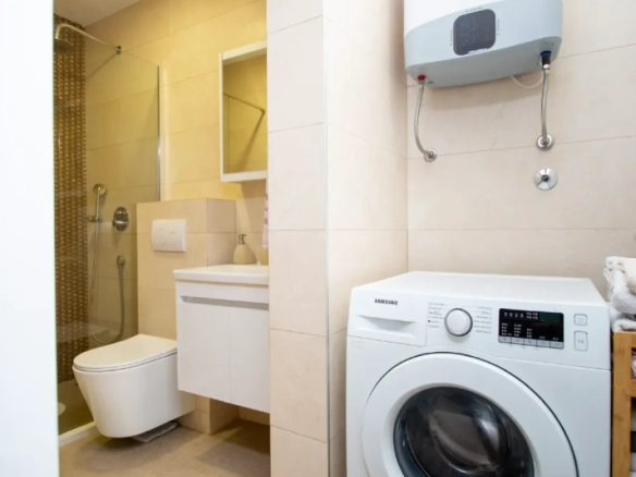 Dvosoban stan 112 m² sa krovnom terasom i pogledom na more – Babilonija, Budva
