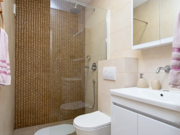 Dvosoban stan 112 m² sa krovnom terasom i pogledom na more – Babilonija, Budva