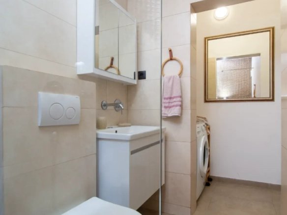 Dvosoban stan 112 m² sa krovnom terasom i pogledom na more – Babilonija, Budva