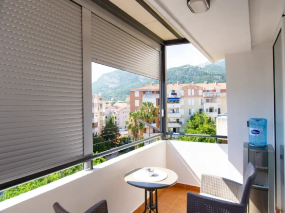 Dvosoban stan 112 m² sa krovnom terasom i pogledom na more – Babilonija, Budva