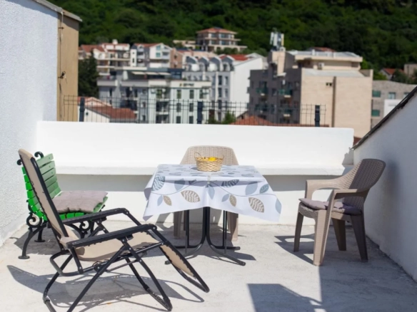Dvosoban stan 112 m² sa krovnom terasom i pogledom na more – Babilonija, Budva