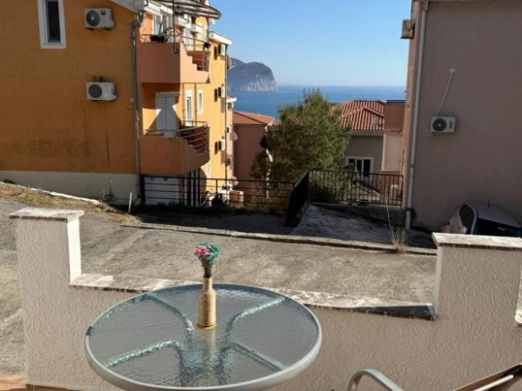 Jednosoban stan 50 m² sa terasom i pogledom na more – Petrovac, Budva
