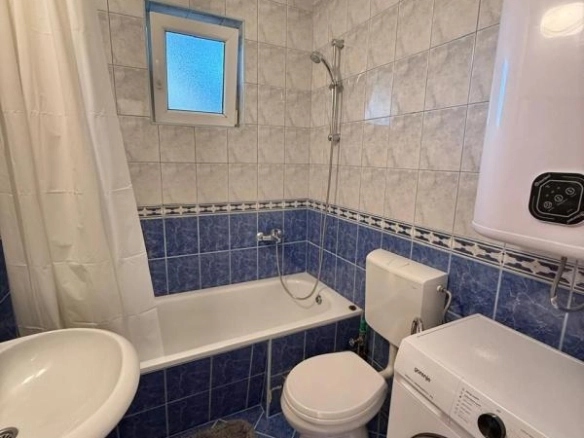 Jednosoban stan 50 m² sa terasom i pogledom na more – Petrovac, Budva