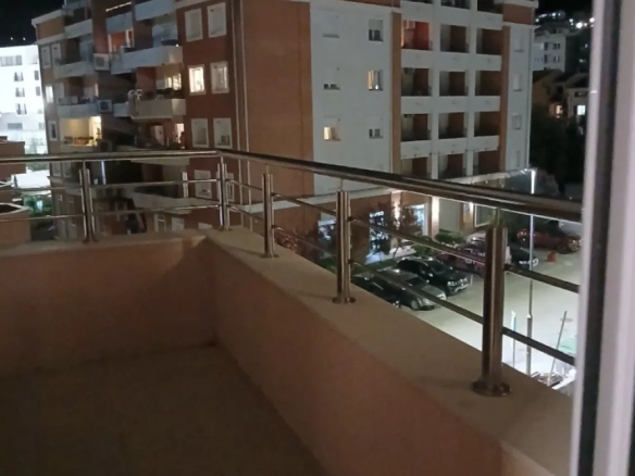 Dvosoban stan 81 m² na trećem spratu sa liftom – Lazi, Budva