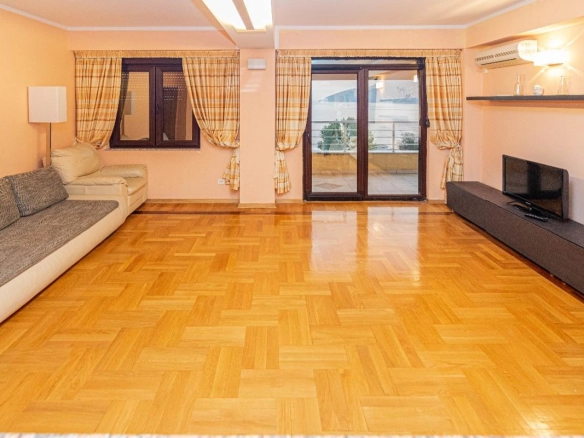 Jednosoban stan 60 m² na prvoj liniji do mora – Igalo, Herceg Novi