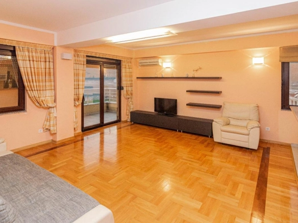 Jednosoban stan 60 m² na prvoj liniji do mora – Igalo, Herceg Novi