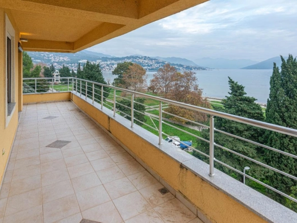Jednosoban stan 60 m² na prvoj liniji do mora – Igalo, Herceg Novi