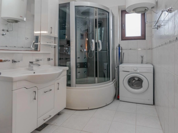Jednosoban stan 60 m² na prvoj liniji do mora – Igalo, Herceg Novi