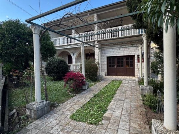 Kuća 250 m² na placu od 500 m², 250 m od mora – Igalo, Herceg Novi