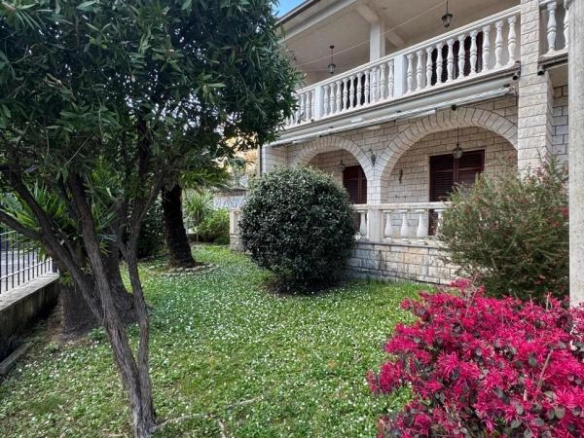 Kuća 250 m² na placu od 500 m², 250 m od mora – Igalo, Herceg Novi