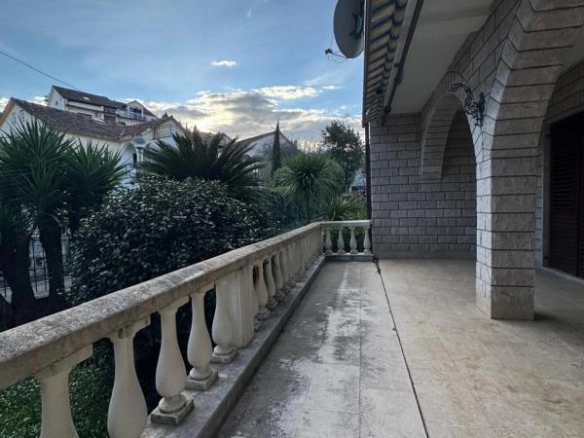 Kuća 250 m² na placu od 500 m², 250 m od mora – Igalo, Herceg Novi