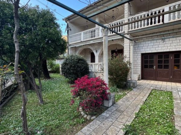 Kuća 250 m² na placu od 500 m², 250 m od mora – Igalo, Herceg Novi