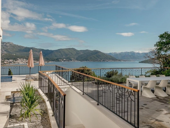 Četvorosoban stan 236 m² sa bazenom i pogledom na more – Njivice, Herceg Novi