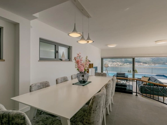 Četvorosoban stan 236 m² sa bazenom i pogledom na more – Njivice, Herceg Novi