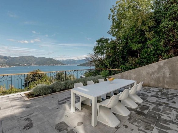 Četvorosoban stan 236 m² sa bazenom i pogledom na more – Njivice, Herceg Novi
