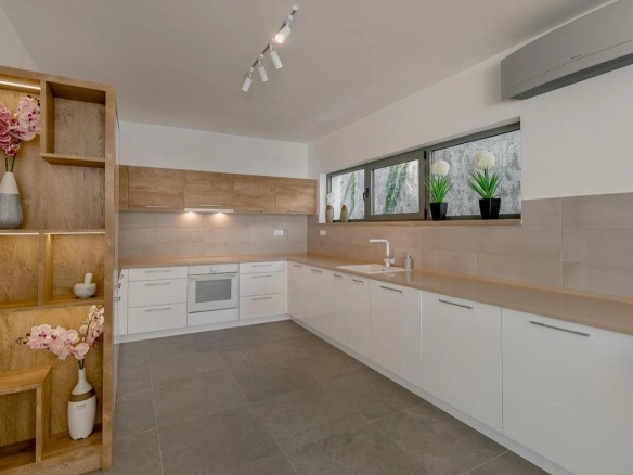 Četvorosoban stan 236 m² sa bazenom i pogledom na more – Njivice, Herceg Novi