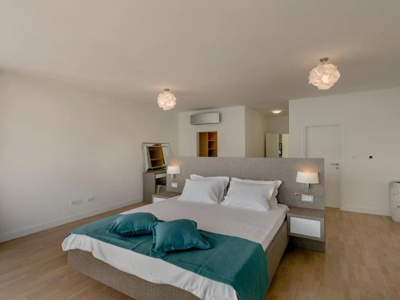 Četvorosoban stan 236 m² sa bazenom i pogledom na more – Njivice, Herceg Novi