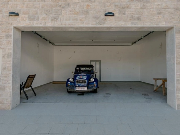 Četvorosoban stan 236 m² sa bazenom i pogledom na more – Njivice, Herceg Novi