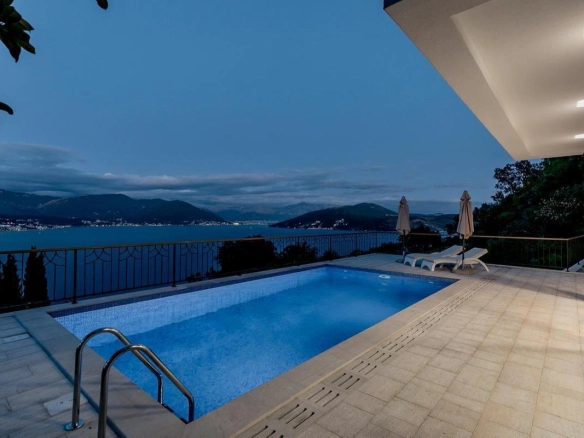 Četvorosoban stan 236 m² sa bazenom i pogledom na more – Njivice, Herceg Novi