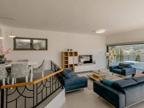 Četvorosoban stan 236 m² sa bazenom i pogledom na more – Njivice, Herceg Novi