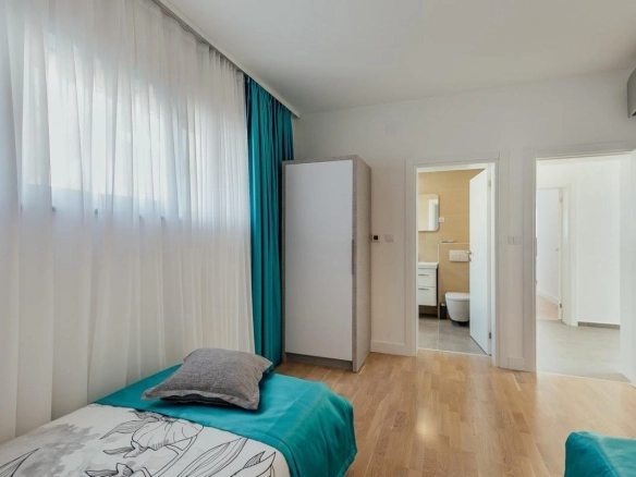 Četvorosoban stan 236 m² sa bazenom i pogledom na more – Njivice, Herceg Novi