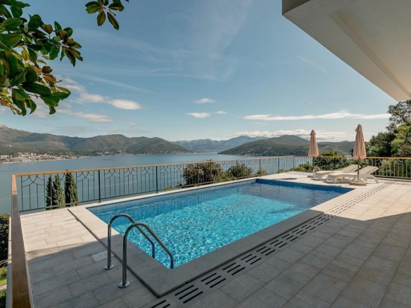 Četvorosoban stan 236 m² sa bazenom i pogledom na more – Njivice, Herceg Novi