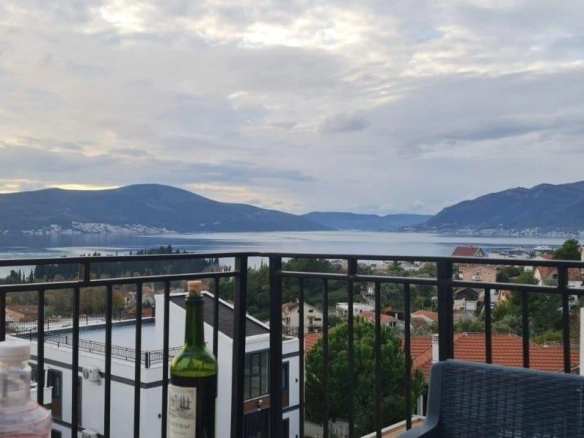 Dvosoban stan sa pogledom na more u Kavaču