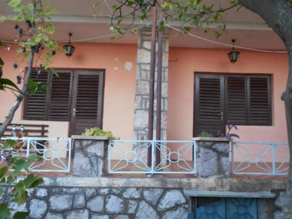 Trosoban stan 94 m² sa dvorištem od 179 m² – Sutomore, Bar