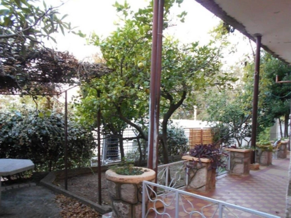 Trosoban stan 94 m² sa dvorištem od 179 m² – Sutomore, Bar