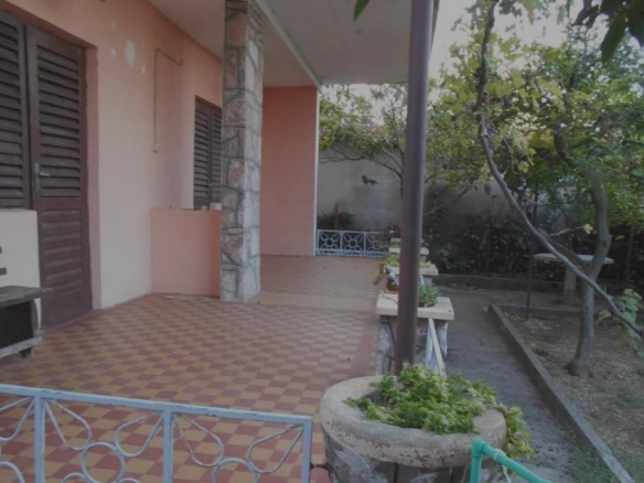 Trosoban stan 94 m² sa dvorištem od 179 m² – Sutomore, Bar