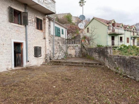 Kuća 166 m² sa dvorištem i pogledom na more – Herceg Novi