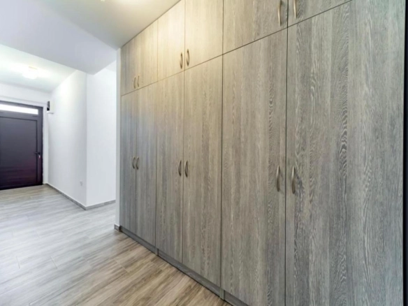 Izdavanje: Trosoban stan 127 m² 100 m od mora – Petrovac, Budva