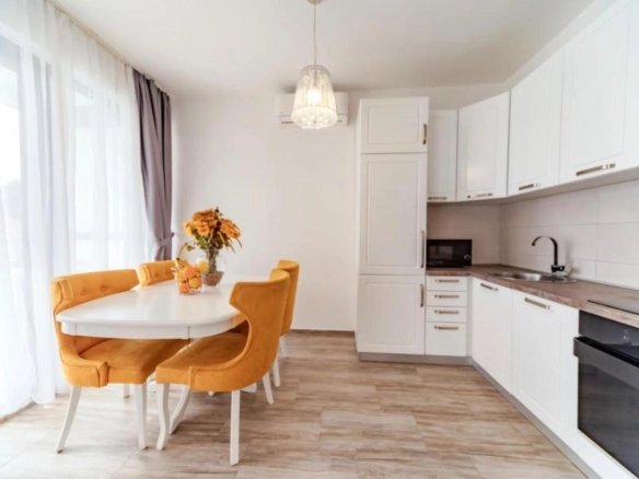 Izdavanje: Trosoban stan 127 m² 100 m od mora – Petrovac, Budva