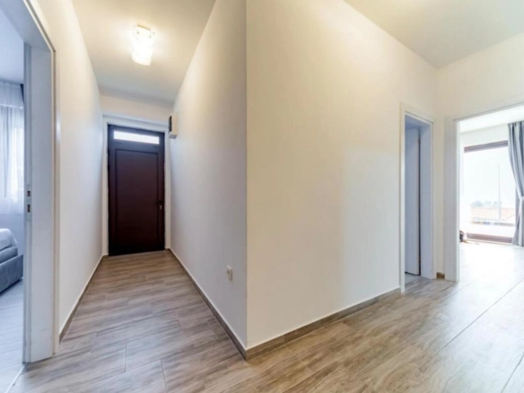 Izdavanje: Trosoban stan 127 m² 100 m od mora – Petrovac, Budva